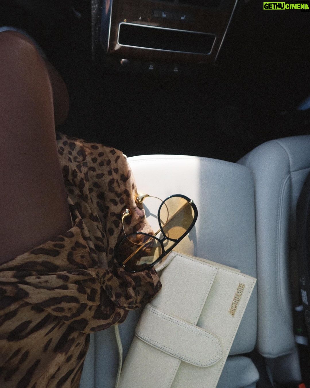 Hilona Gos Instagram - OMG JEUX CONCOURS SAC JACQUEMUS! 🥹 Avec @thebradery , l’app de ventes privées 2.0, toutes vos marques préférées à prix doux, on vous fait gagner ce sac Jacquemus ☁️ Pour participer : - Likez ce post - Suivez nos comptes @thebradery et @hilonagos_off - Tag un(e) ami(e) et ceux qui souhaitent participer 🤍 Bonus: Partage le concours en story 🤍 Résultat le 25 Mars ! Bonne chance à tous Ps: Si tu veux tester l’app The Bradery, le code hilona15 offre -15€ sur la première commande dès 60€ collaboration commerciale rémunérée