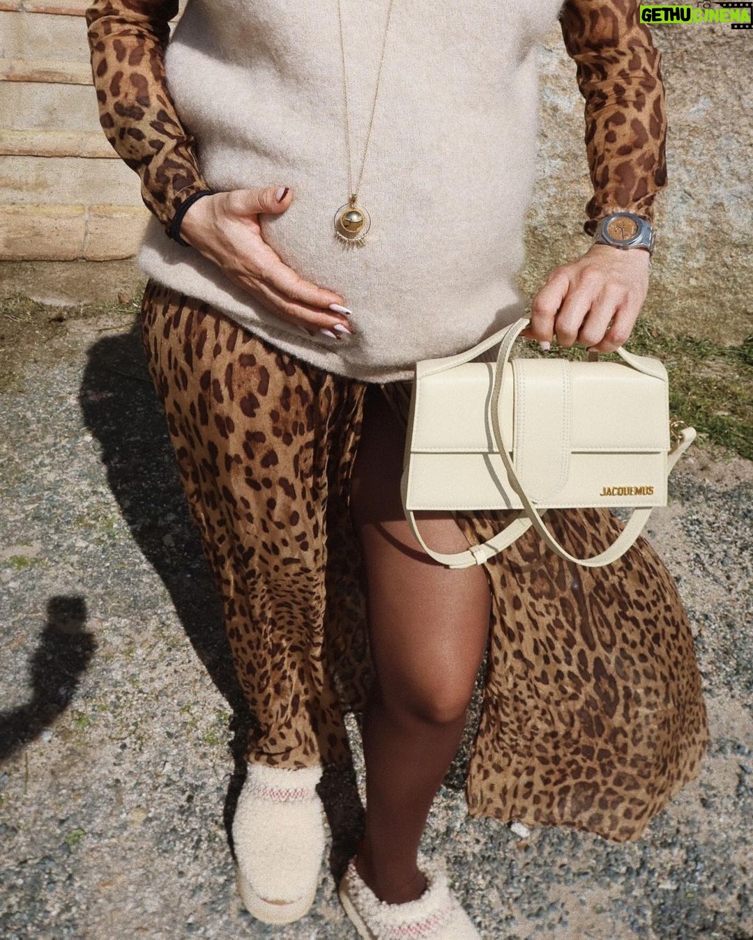 Hilona Gos Instagram - OMG JEUX CONCOURS SAC JACQUEMUS! 🥹 Avec @thebradery , l’app de ventes privées 2.0, toutes vos marques préférées à prix doux, on vous fait gagner ce sac Jacquemus ☁️ Pour participer : - Likez ce post - Suivez nos comptes @thebradery et @hilonagos_off - Tag un(e) ami(e) et ceux qui souhaitent participer 🤍 Bonus: Partage le concours en story 🤍 Résultat le 25 Mars ! Bonne chance à tous Ps: Si tu veux tester l’app The Bradery, le code hilona15 offre -15€ sur la première commande dès 60€ collaboration commerciale rémunérée