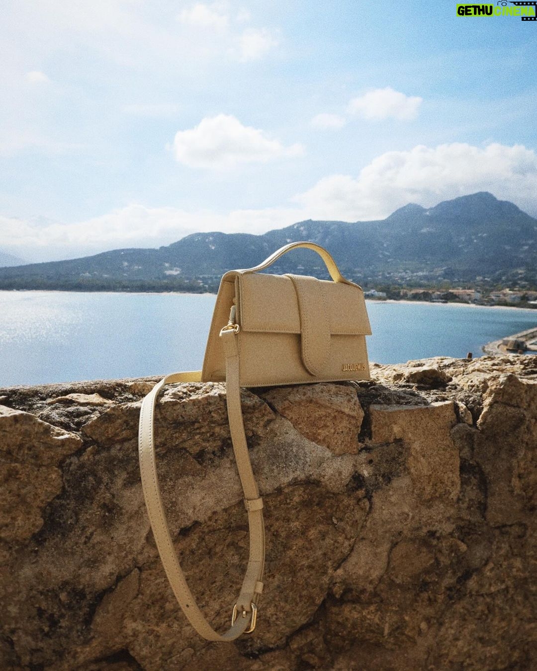 Hilona Gos Instagram - OMG JEUX CONCOURS SAC JACQUEMUS! 🥹 Avec @thebradery , l’app de ventes privées 2.0, toutes vos marques préférées à prix doux, on vous fait gagner ce sac Jacquemus ☁️ Pour participer : - Likez ce post - Suivez nos comptes @thebradery et @hilonagos_off - Tag un(e) ami(e) et ceux qui souhaitent participer 🤍 Bonus: Partage le concours en story 🤍 Résultat le 25 Mars ! Bonne chance à tous Ps: Si tu veux tester l’app The Bradery, le code hilona15 offre -15€ sur la première commande dès 60€ collaboration commerciale rémunérée