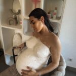 Hilona Gos Instagram – Un joli moule de mon gros corps, histoire de toujours me souvenir de la vachette que j’étais ! 🐮😂 À l’approche de la journée des droits de la femme, on s’assume, et on s’aime, peu importe notre poids et nos formes, et non un corps de femme n’est pas vulgaire, mais sublime, tel qu’il soit! ✊