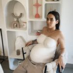Hilona Gos Instagram – Un joli moule de mon gros corps, histoire de toujours me souvenir de la vachette que j’étais ! 🐮😂 À l’approche de la journée des droits de la femme, on s’assume, et on s’aime, peu importe notre poids et nos formes, et non un corps de femme n’est pas vulgaire, mais sublime, tel qu’il soit! ✊