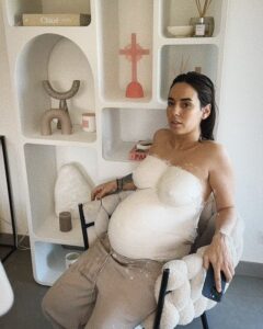 Hilona Gos Instagram - Un joli moule de mon gros corps, histoire de toujours me souvenir de la vachette que j’étais ! 🐮😂 À l’approche de la journée des droits de la femme, on s’assume, et on s’aime, peu importe notre poids et nos formes, et non un corps de femme n’est pas vulgaire, mais sublime, tel qu’il soit! ✊
