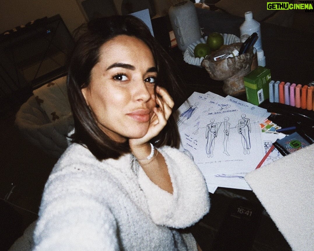 Hilona Gos Instagram - C’était journée préparation de la nouvelle co @sorella.ha , j’étais inspirée et ça fait du bien. Trop hâte de vous montrer ce qui se prépare et poulpi aussi 🤍