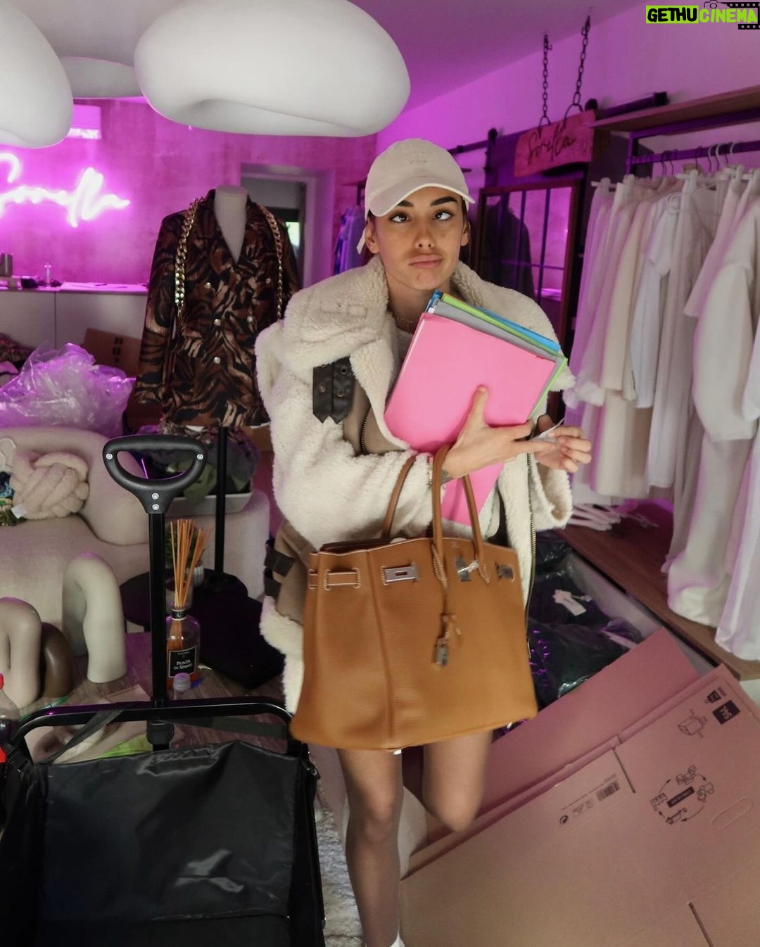 Hilona Gos Instagram - Ça faisait longtemps que je vous avez pas posté un petit look et surtout un look avec la nouvelle collection @sorella.ha dont je suis très fière ! 🥺🤍 Merci pour vos toutes commandes qu’on prépare avec amour avec la team 🫶🏼
