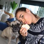 Hilona Gos Instagram - Heureusement Ted va mieux mais faut continuer à le surveiller donc on a profiter pour faire une journée à la maison chill à grignoter et à profiter de notre petite famille. Le soir on a fait un restaurant entre amis mais chacun de son côtés. Par contre Ted et Romy ne veulent jamais me laisser partir en paix vous aussi ils vous font ça ? 😂🤍