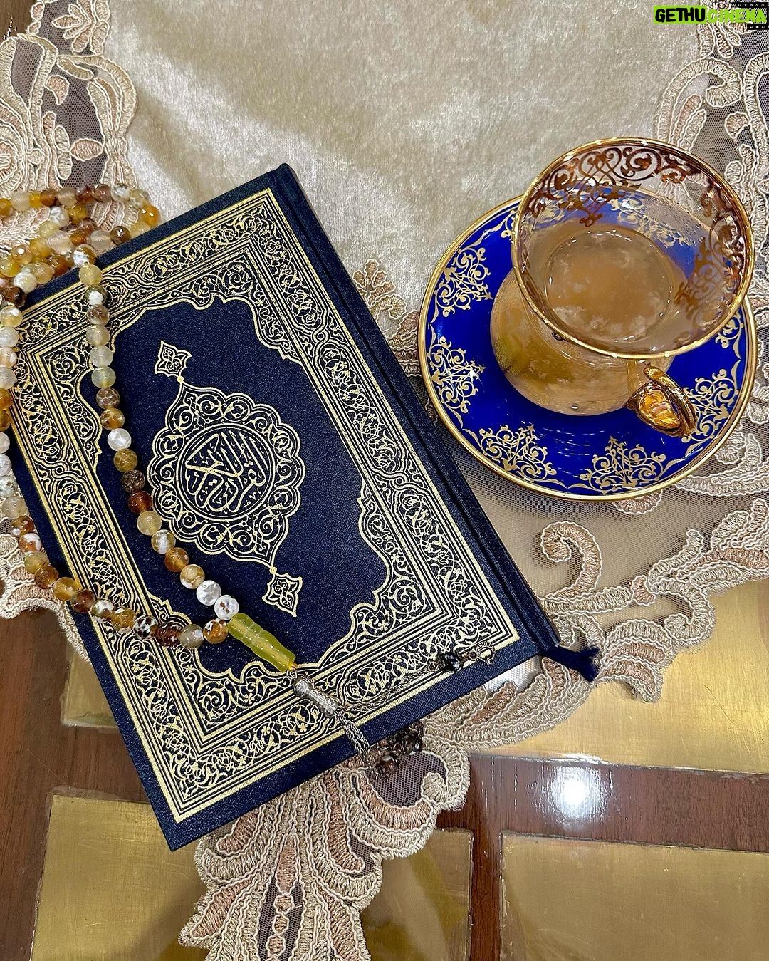 Hina Khan Instagram - Shab-e-Baraat Mubarak.. Kashmiri kehwa, Quran paak and Dua for everyone 🤲