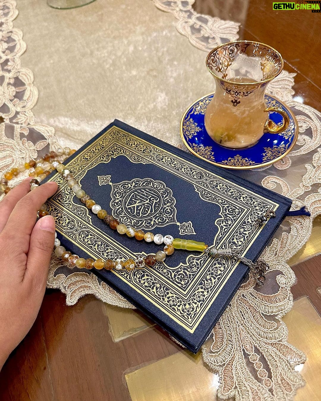 Hina Khan Instagram - Shab-e-Baraat Mubarak.. Kashmiri kehwa, Quran paak and Dua for everyone 🤲