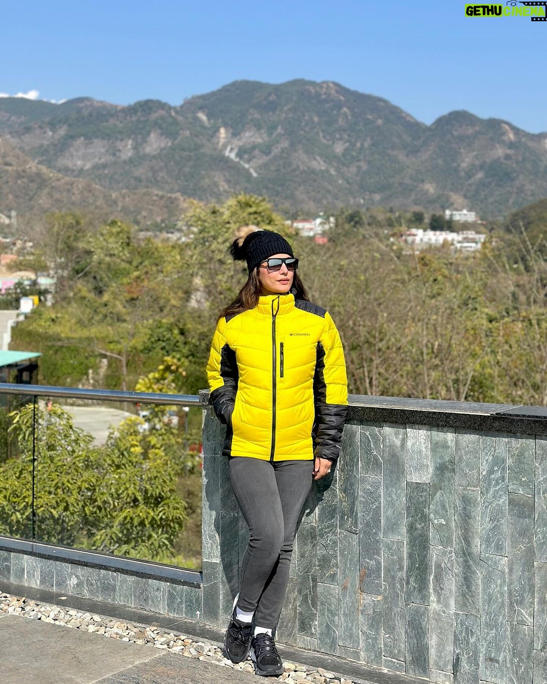 Hina Khan Instagram - Nothing compares to the peace that you find in the mountains. We had a time of our lives at the #HeartOfTheHills @hyattregencydehradun Thank you so much for your hospitality, appreciate the warmth of your service and kindness. A Special mention to dear @karansinghnagra_ksn for accompanying us like a shadow to make sure that we are well taken care of.. . . #HeartOfTheHills #BeyulAndBeyond #HyattRegencyDehradunRegency @stanley.communications Hyatt Regency Dehradun