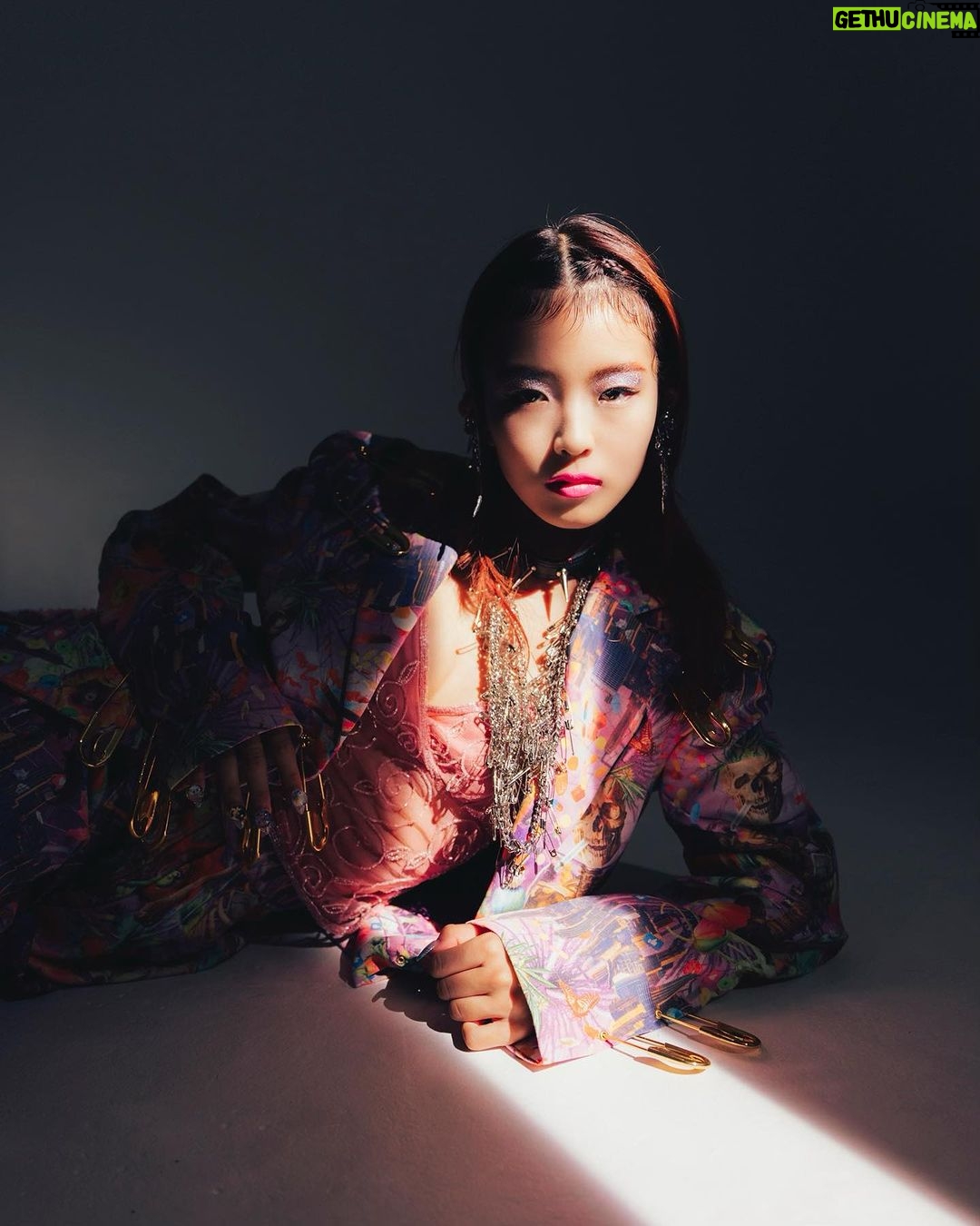 Hina Yoshihara Instagram - in my element🪽 Photographer @harutaaaaaaa Hair Make-Up @tomoca13 Styling @takafumi_80 Headpiece & armor by @hiiii_1025 • Set-up @sui_tokyo tops @dense_tokyo choker @ryokawachi_jp Tokyo, Japan