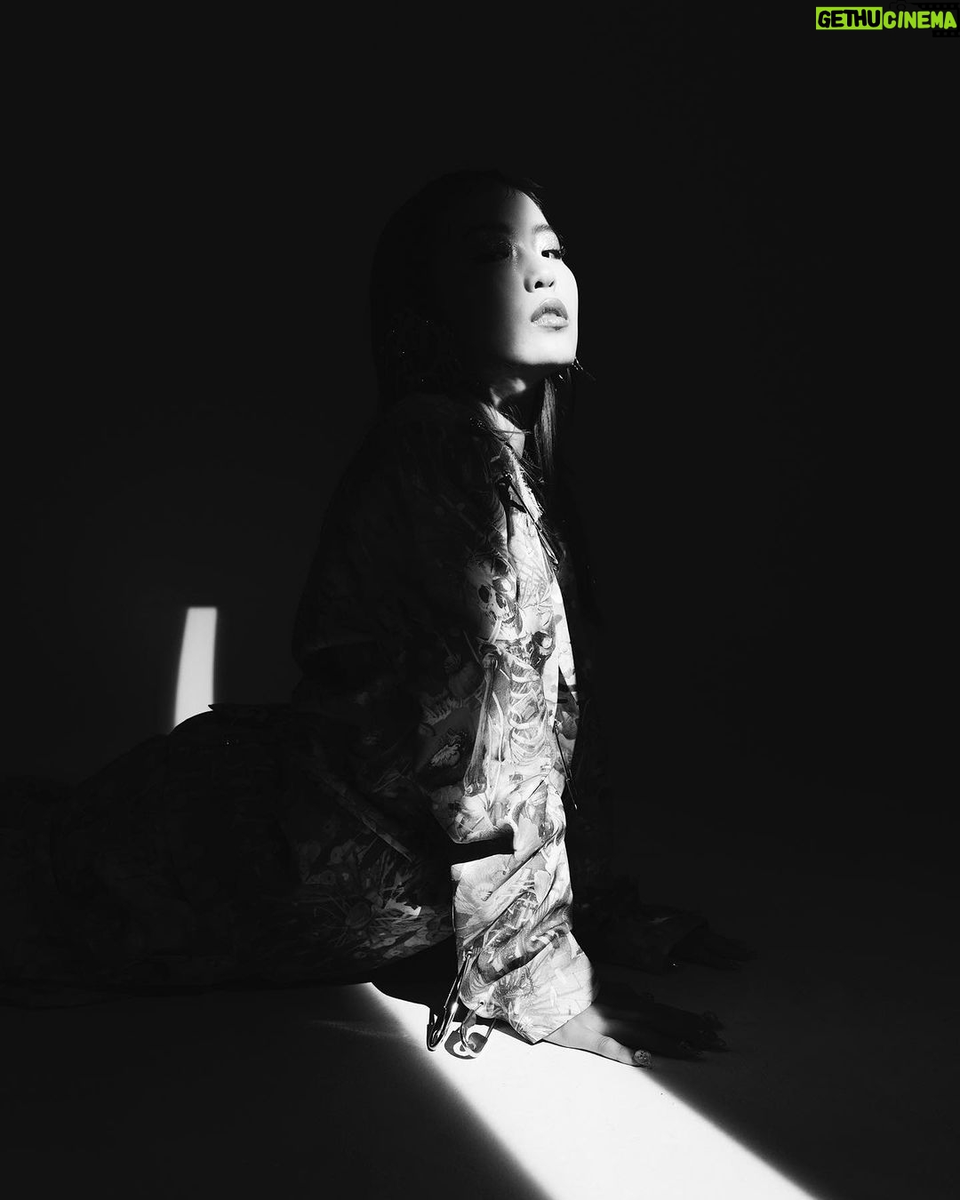Hina Yoshihara Instagram - in my element🪽 Photographer @harutaaaaaaa Hair Make-Up @tomoca13 Styling @takafumi_80 Headpiece & armor by @hiiii_1025 • Set-up @sui_tokyo tops @dense_tokyo choker @ryokawachi_jp Tokyo, Japan