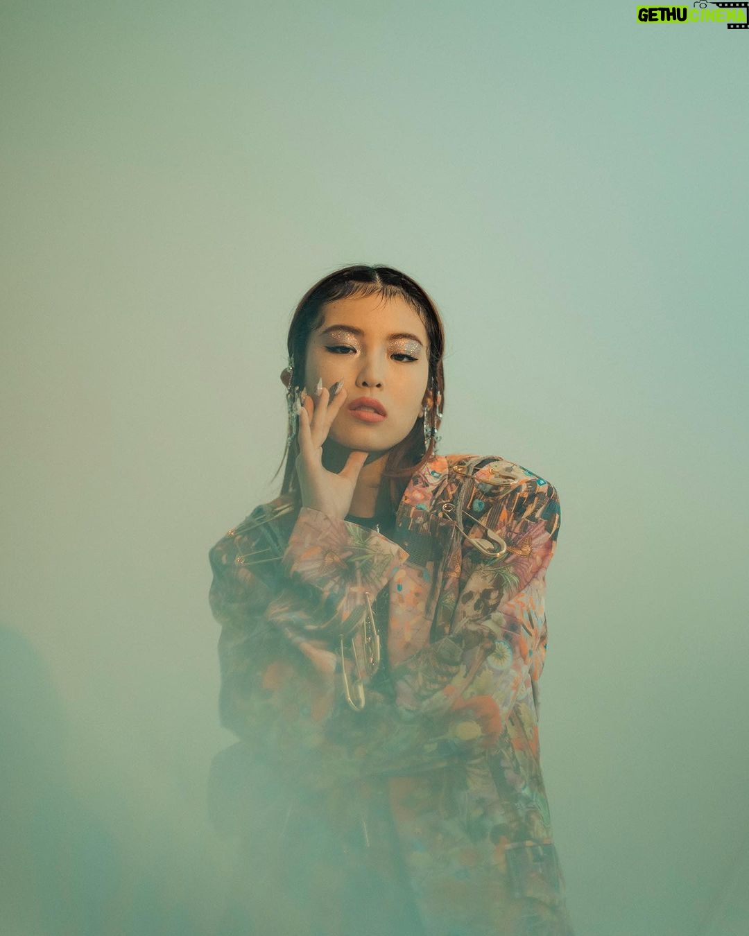 Hina Yoshihara Instagram - in my element🪽 Photographer @harutaaaaaaa Hair Make-Up @tomoca13 Styling @takafumi_80 Headpiece & armor by @hiiii_1025 • Set-up @sui_tokyo tops @dense_tokyo choker @ryokawachi_jp Tokyo, Japan