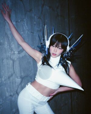 Hina Yoshihara Instagram - 👽👽👽

photographer @kee.yamada 
stylist @luvamnm 
head piece artist @hiiii_1025 
tops, pants @koki_iwanaka