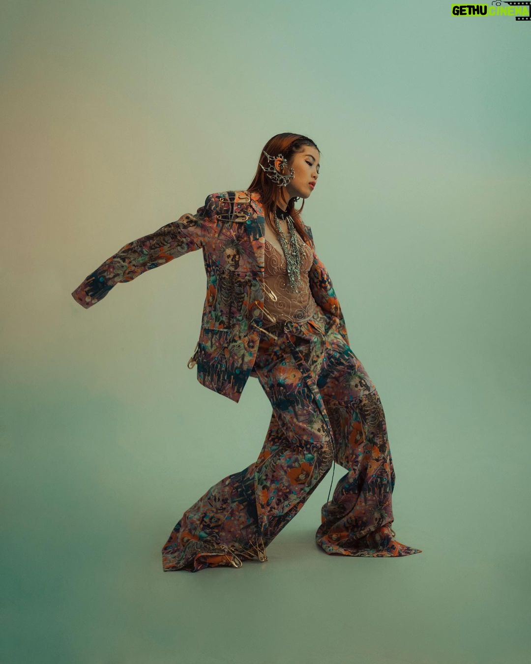 Hina Yoshihara Instagram - in my element🪽 Photographer @harutaaaaaaa Hair Make-Up @tomoca13 Styling @takafumi_80 Headpiece & armor by @hiiii_1025 • Set-up @sui_tokyo tops @dense_tokyo choker @ryokawachi_jp Tokyo, Japan