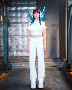 Hina Yoshihara Instagram - 👽👽👽

photographer @kee.yamada 
stylist @luvamnm 
head piece artist @hiiii_1025 
tops, pants @koki_iwanaka