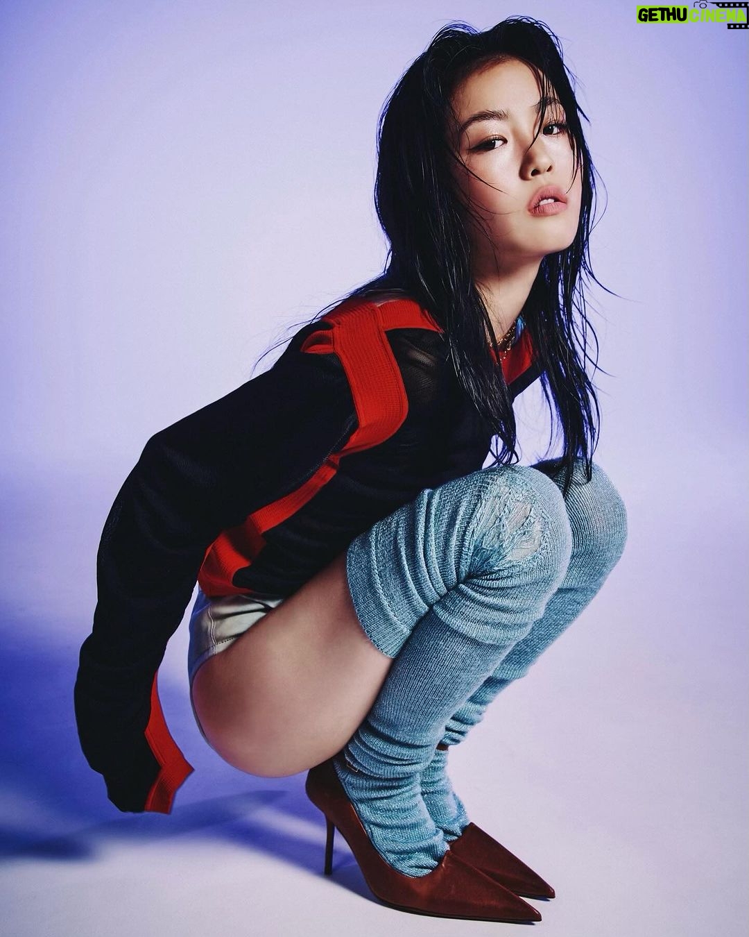 Hina Yoshihara Instagram - @acnestudios ・ Photographer @sasutei Stylist @masahiro_hiramatsu Hair&Make-up @rei_fukuoka Director @tomoyukiomatsu