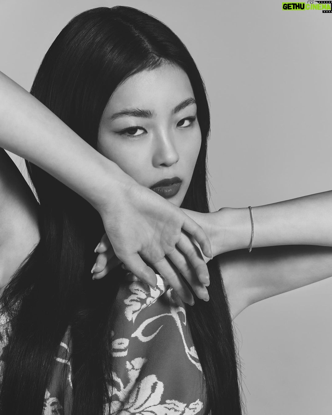 Hina Yoshihara Instagram - @marineserre_official ・ Photographer @sasutei Stylist @masahiro_hiramatsu Hair&Make-up @rei_fukuoka Director @tomoyukiomatsu