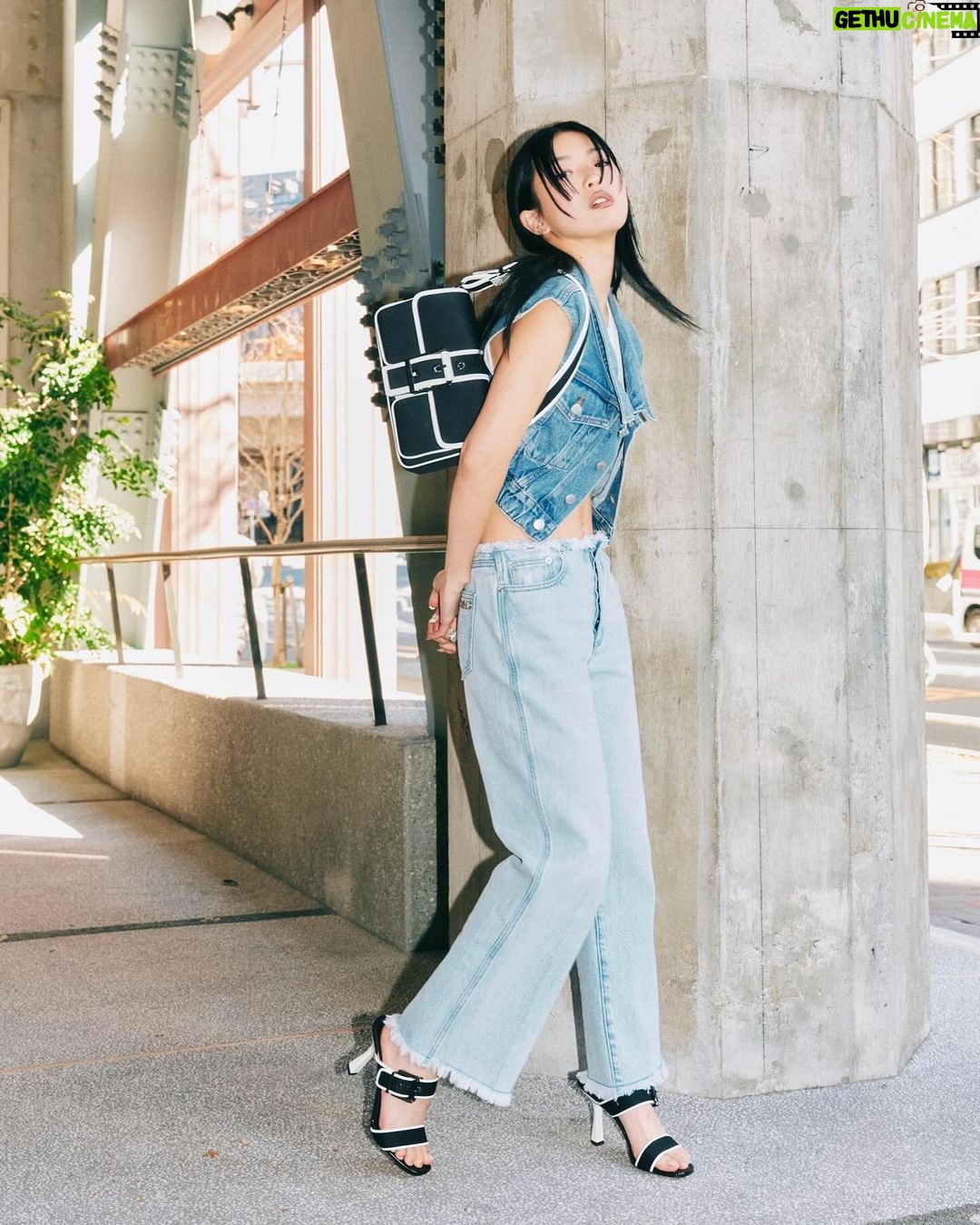 Hina Yoshihara Instagram - with @michaelkors #ColbyByKors #MKPartner 🖤🤍🖤🤍