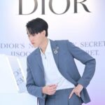 Hirunkit Changkham Instagram - ตอบโจทย์ผิวได้ตรงจุด! Capture Totale Hyalushot ผลิตภัณฑ์ที่ช่วยแก้ไขริ้วรอยที่เกิดจากการแสดงสีหน้า หรือบริเวณที่เป็นกังวลได้ ผิวแลดูเรียบเนียนเติมเต็ม ตรงจุดทุกช็อต😍 จองมาร่วมงาน Dior Capture Totale Hyalushot ในวันที่ 13-14 มกราคมนี้ ที่ Line official @DiorThailand http://on.dior.com/linethp080124 สถานที่จัดงาน: Kronos Office Building- อาคารโครนอส ชั้น 27 ถนนสาทร #DiorHyalushot #DiorCaptureTotale #DiorBeauty @DiorBeauty