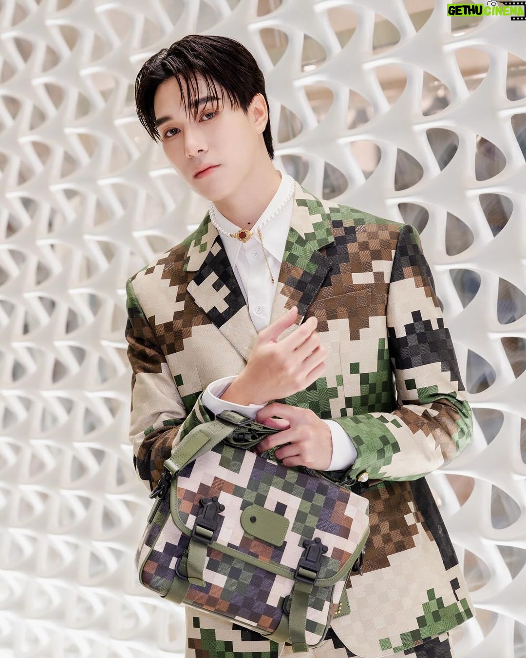 Hirunkit Changkham Instagram - งาน World Fashion Trend SS2024 ที่สยามพารากอนปีนี้ ตื่นตาตื่นใจกับโชว์ Luxury Brands ที่มาครบมาเต็มจริงๆ ส่วนคืนนี้ ผม Nani เลือกลุคของ louisvuitton มาใส่ ชอบตรงดีเทลที่ตัวเสื้อมาก ใส่แล้วรู้สึกได้ถึง Summer Vibes จริงๆ #SiamParagon #SiamParagonWorldFashionTrendSS2024 @siamparagonshoping @louisvuitton