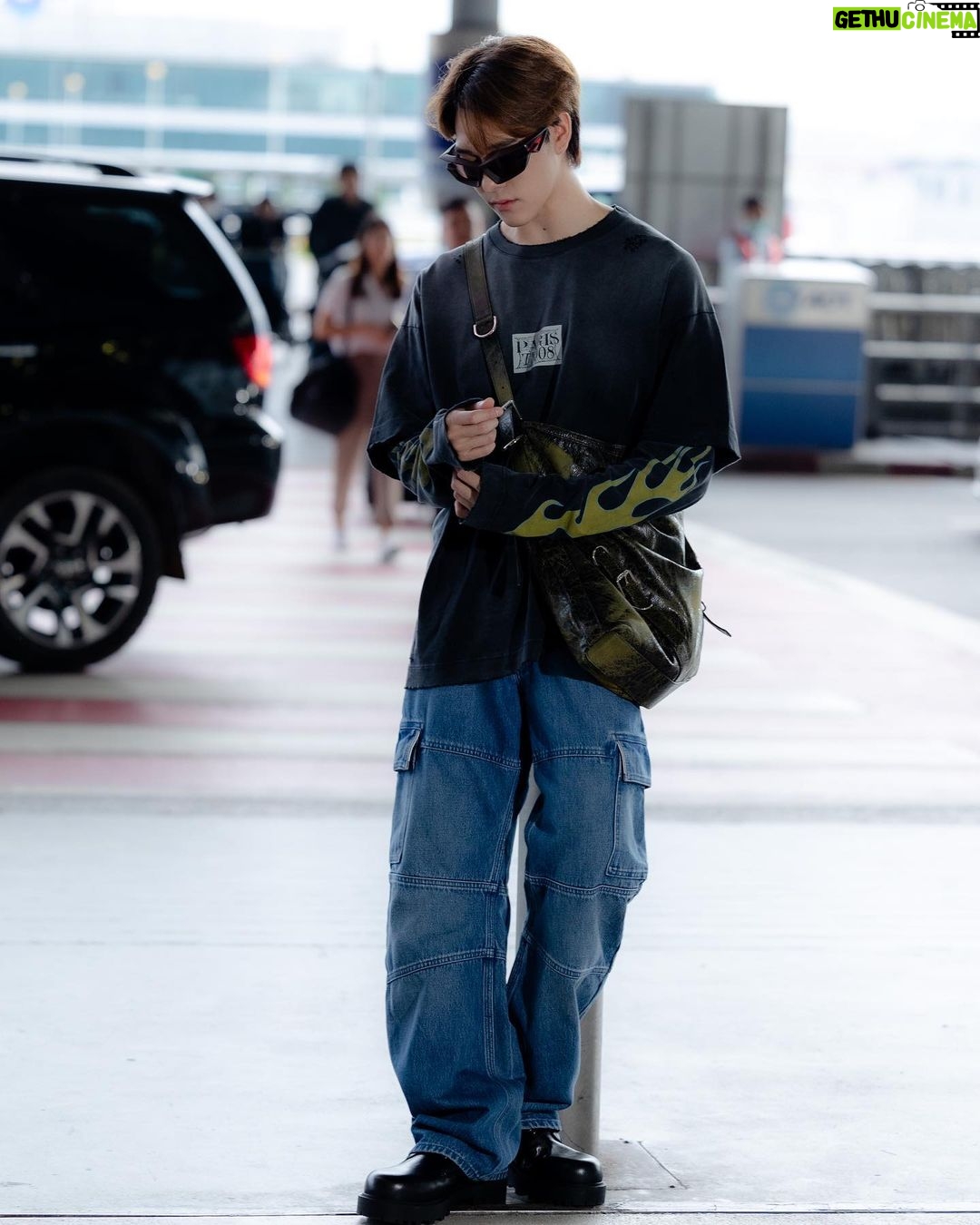 Hirunkit Changkham Instagram - On the way✈️ @givenchy #givenchy #givenchyfamily
