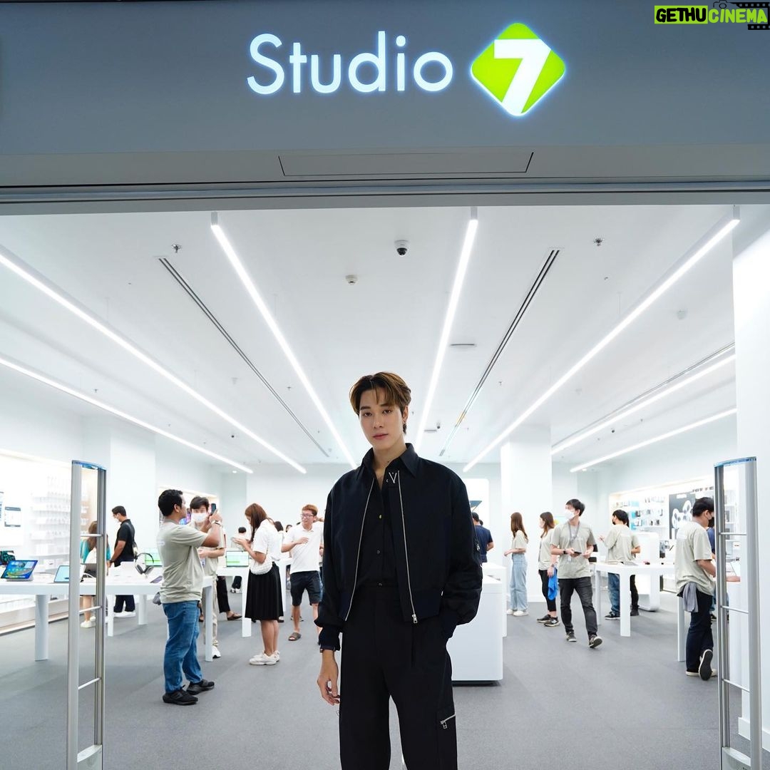 Hirunkit Changkham Instagram - แฟนๆ Apple ต้องได้มาลองสัมผัสประสบการณ์ร้านใหม่ ในรูปแบบ Apple Premium Partner ที่ Studio 7 สาขาเซ็นทรัล ลาดพร้าว ชั้น 3 จะซื้อ ซ่อม เทรด ไม่ต้องเสียเวลาไปหลายๆที่ ทำที่นี่ได้หมดเลย เรียกว่าคุ้ม ครบ จบที่เดียวจริงๆครับ มี Workshop Class สอนใช้งานและให้คำแนะนำลูกค้าอยู่ตลอดด้วย ช่วงนี้ทางร้านเค้ามีโปรโมชั่น และ Workshop ของ Macbook เพื่อรับสิทธิ์ประกันความพอใจใน 14 วันด้วยนะครับ แต่เฉพาะเดือนสิงหาคมนี้เท่านั้น ใครมีแพลนจะซื้ออยู่ ไปจัดกันได้เลยครับ Studio 7 Central Ladprao | ชั้น 3 #Studio7 #Studio7ApplePremiumPartner #ApplePremiumPartner #CentralLadprao #Apple #iPhone #iPad #Macbook #AppleWatch
