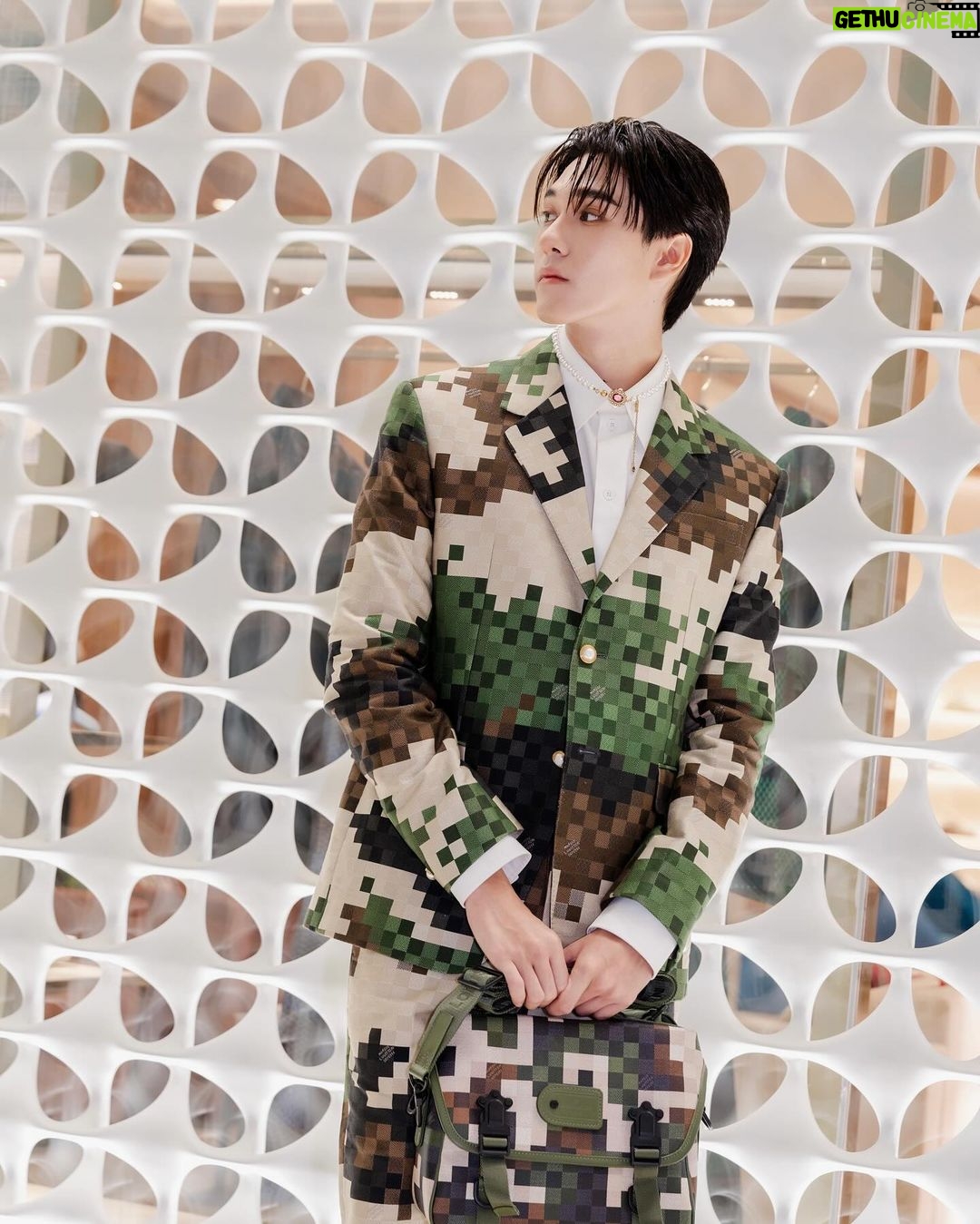 Hirunkit Changkham Instagram - งาน World Fashion Trend SS2024 ที่สยามพารากอนปีนี้ ตื่นตาตื่นใจกับโชว์ Luxury Brands ที่มาครบมาเต็มจริงๆ ส่วนคืนนี้ ผม Nani เลือกลุคของ louisvuitton มาใส่ ชอบตรงดีเทลที่ตัวเสื้อมาก ใส่แล้วรู้สึกได้ถึง Summer Vibes จริงๆ #SiamParagon #SiamParagonWorldFashionTrendSS2024 @siamparagonshoping @louisvuitton
