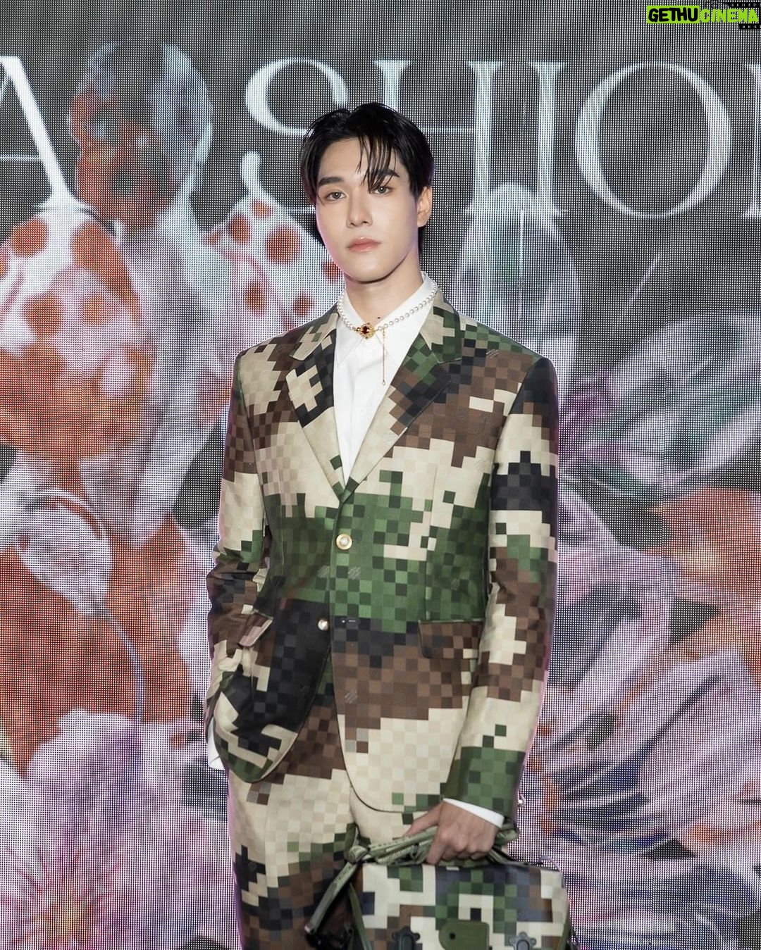 Hirunkit Changkham Instagram - งาน World Fashion Trend SS2024 ที่สยามพารากอนปีนี้ ตื่นตาตื่นใจกับโชว์ Luxury Brands ที่มาครบมาเต็มจริงๆ ส่วนคืนนี้ ผม Nani เลือกลุคของ louisvuitton มาใส่ ชอบตรงดีเทลที่ตัวเสื้อมาก ใส่แล้วรู้สึกได้ถึง Summer Vibes จริงๆ #SiamParagon #SiamParagonWorldFashionTrendSS2024 @siamparagonshoping @louisvuitton