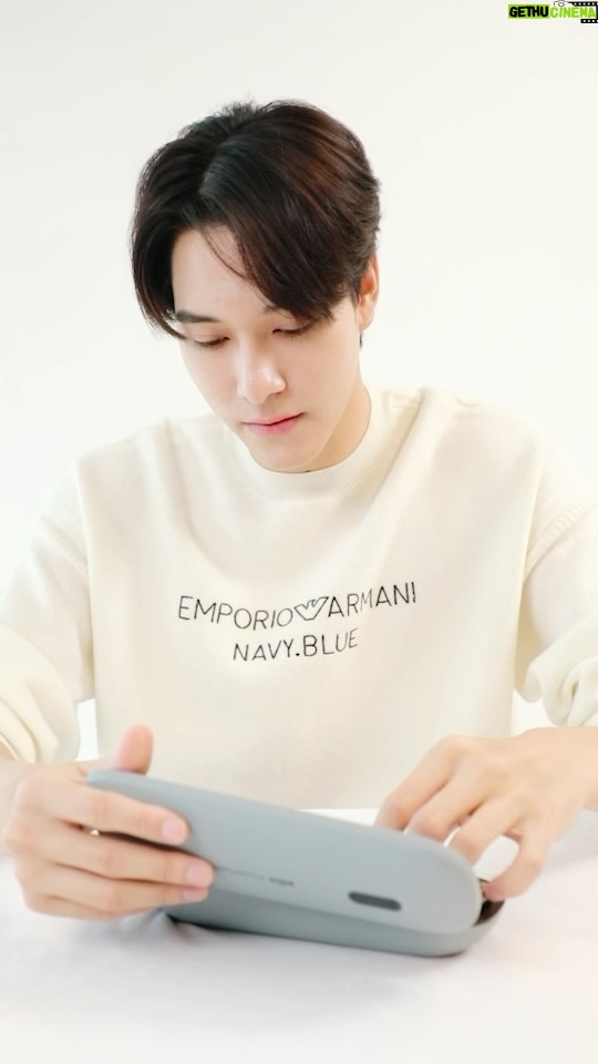 Hirunkit Changkham Instagram - เป็นคนติดเครื่องโกนหนวดไฟฟ้ามาก Braun เท่านั้นที่นานิพกไปด้วยทุกที่!! เครื่องนี้โกนแบบแห้งได้เลย หนวดเยอะแค่ไหน ก็โกนได้เกลี้ยงเกลา หัวโกนสามารถปรับเข้ากับทุกโครงหน้าแม้ส่วนที่เข้าถึงยาก ทำความสะอาดง่าย เพราะมีเครื่องล้างอัตโนมัติ ที่ชาร์จแบตไปในตัว พกไปไหนไกลๆก็ได้ มี Powercase ที่ชาร์จแบตได้แบบพกพาด้วย ใครกำลังหาเครื่องโกนหนวดไฟฟ้าอยู่ แนะนำเลยครับ ถูกใจแน่นอน ราคา 25,590 บาท ซื้อได้ที่ห้างสรรพสินค้าชั้นนำทั่วไปแผนก เครื่องใช้ไฟฟ้า #BraunTH #เครื่องโกนหนวด