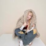 Hitomi Honda Instagram - . 本日発売の《mini2月号》 表紙を飾らせていただきました🪽 卒業記念表紙&大特集ということで なんと巻頭16ページも登場させてただいております…！ いつもお世話になっている由紀さんと初めて2人での対談も！ とても貴重な機会に感謝です🌼 3枚目の大量の冊子は 今まで私が登場したすべてのminiたち🥺！ miniを通して改めて、私自身も色々な自分を知ることができましたし、その姿を長きに渡り、皆さんに見ていただけていることが心から幸せです。 いつもありがとうございます🌷 miniひぃちゃん号 ぜひご覧ください☺︎ @mini_tkj #miniひぃちゃん号