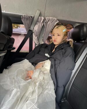 Hitomi Honda Instagram - .
結婚しました👰🏼‍♀️

というのは冗談でなんと！！

本日12月22日(金)発売の「ゼクシィ国内リゾートウエディング2024Spring &Summer」
表紙を飾らせていただきました💍

人生初めてのウエディングドレスを軽井沢の紅葉と共に撮影していただけてとても光栄でした😌🍂

沢山の方々のお手に取っていただけますように☺︎
(車内での写真は停車中です)

#ゼクシィ国内リゾートウエディング 
@zexy_resort