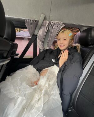 Hitomi Honda Instagram - .
結婚しました👰🏼‍♀️

というのは冗談でなんと！！

本日12月22日(金)発売の「ゼクシィ国内リゾートウエディング2024Spring &Summer」
表紙を飾らせていただきました💍

人生初めてのウエディングドレスを軽井沢の紅葉と共に撮影していただけてとても光栄でした😌🍂

沢山の方々のお手に取っていただけますように☺︎
(車内での写真は停車中です)

#ゼクシィ国内リゾートウエディング 
@zexy_resort