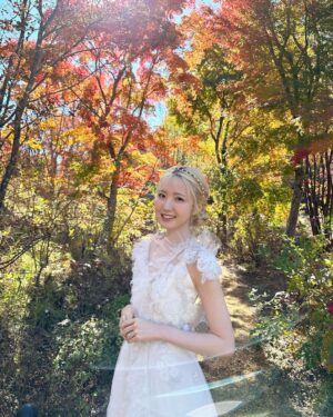 Hitomi Honda Instagram - .
結婚しました👰🏼‍♀️

というのは冗談でなんと！！

本日12月22日(金)発売の「ゼクシィ国内リゾートウエディング2024Spring &Summer」
表紙を飾らせていただきました💍

人生初めてのウエディングドレスを軽井沢の紅葉と共に撮影していただけてとても光栄でした😌🍂

沢山の方々のお手に取っていただけますように☺︎
(車内での写真は停車中です)

#ゼクシィ国内リゾートウエディング 
@zexy_resort