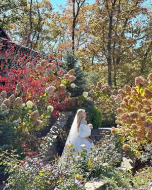 Hitomi Honda Instagram - .
結婚しました👰🏼‍♀️

というのは冗談でなんと！！

本日12月22日(金)発売の「ゼクシィ国内リゾートウエディング2024Spring &Summer」
表紙を飾らせていただきました💍

人生初めてのウエディングドレスを軽井沢の紅葉と共に撮影していただけてとても光栄でした😌🍂

沢山の方々のお手に取っていただけますように☺︎
(車内での写真は停車中です)

#ゼクシィ国内リゾートウエディング 
@zexy_resort