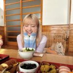 Hitomi Honda Instagram - . ご挨拶が遅くなってしまいましたが 2024年もよろしくお願いいたします。 お正月は実家に帰省しました。 母の手作り御節は今年もとても美味しかったです☺︎ ひさしぶりにぽめにも会えました。 1日でも早く、多くの皆さまが 平穏な毎日が過ごせますように。