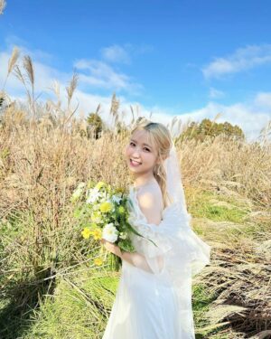 Hitomi Honda Instagram - .
結婚しました👰🏼‍♀️

というのは冗談でなんと！！

本日12月22日(金)発売の「ゼクシィ国内リゾートウエディング2024Spring &Summer」
表紙を飾らせていただきました💍

人生初めてのウエディングドレスを軽井沢の紅葉と共に撮影していただけてとても光栄でした😌🍂

沢山の方々のお手に取っていただけますように☺︎
(車内での写真は停車中です)

#ゼクシィ国内リゾートウエディング 
@zexy_resort