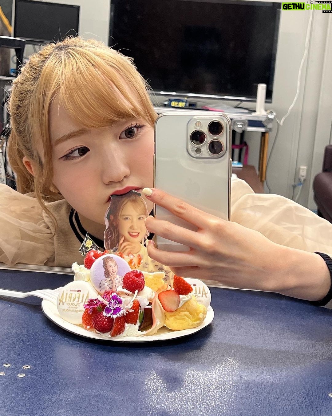 Hitomi Honda Instagram - . 22歳になりました☺︎ たくさんのお祝い心からありがとうございます。 今日から始まる新しい1年は "自分のなりたい自分になれるように何事も挑戦していく年" にしたいです! これからもよろしくお願いします☺︎ 생일 많이 축하해주셔서 감사합니다! 이렇게 매년 이날에 많은 분들께 사랑과 축하를 받을 수 있어서 정말 행복합니다ㅜ 언제나 제 편에 있어주고 빛이 되어줘서 감사해요. 오늘부터 시작하는 한 해는 더 더 멋지고 빛나는 모습을 보여드릴께용☺︎ 超级感谢大家祝贺我的生日! 因为大家,我一直很幸福。 希望早点见到大家… 我爱你们☺︎ Thank you for the birthday wishes! Thanks to all of you. You always make my birthday be the happiest moment every year. I will show myself being more shining in the future!☺︎
