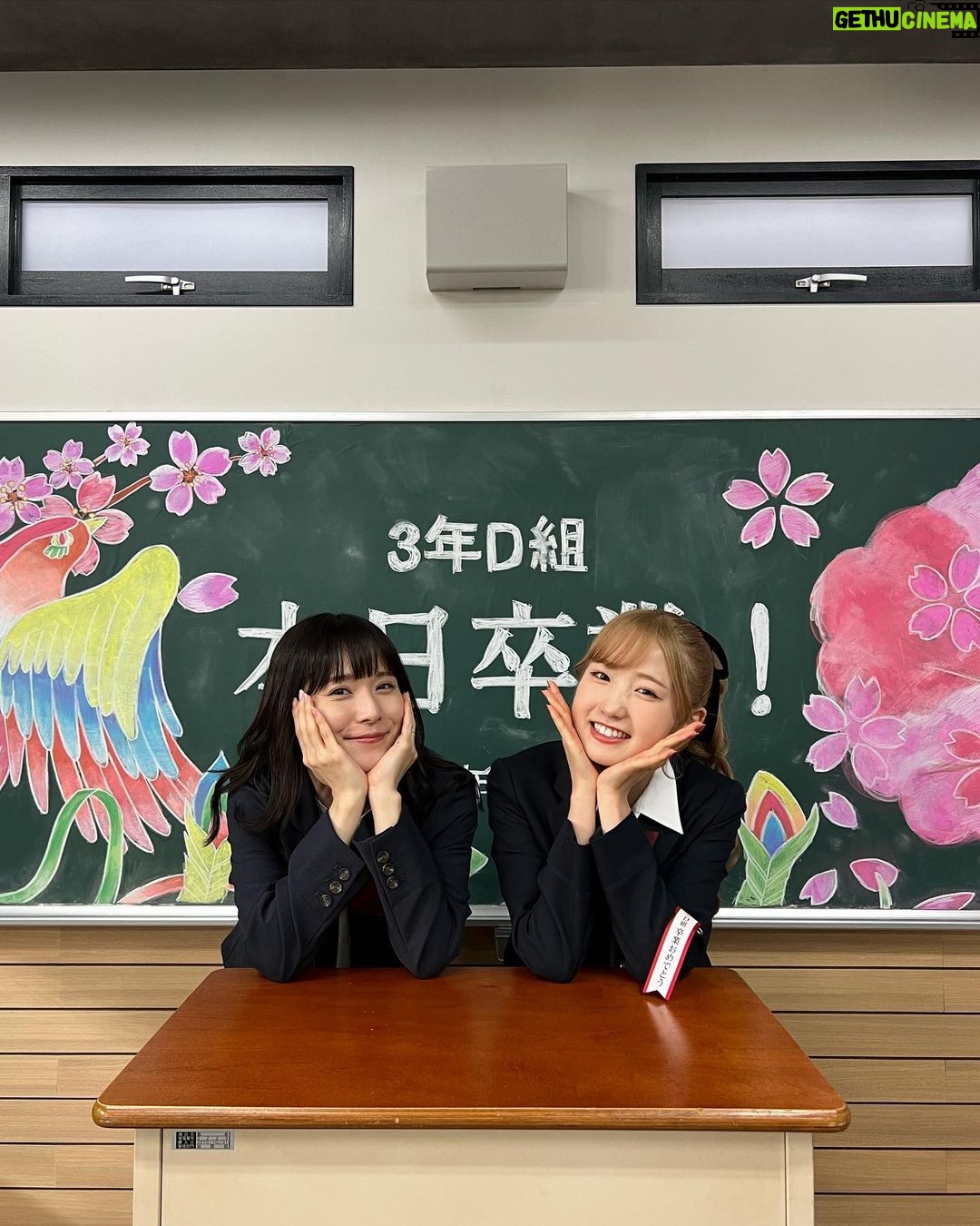 Hitomi Honda Instagram - . 『最高の教師 1年後、私は生徒に■された』 最終回までご視聴いただきありがとうございました。 無事3年D組 卒業できました🎓 なんだかちょっぴり寂しいですね。。 約4ヶ月間、江波美里を通して沢山の学びと経験、刺激を 得ることができ、そんな環境に感謝の日々でした。 自分自身について、生きることについて、 たくさん向き合い、たくさん考えさせられました。 まだまだ経験不足で未熟者ですが、どの瞬間も 本気で立ち向かい、最後まで走り続けられた自分に今だけは「よくがんばったね」と声を掛けてあげたいです😌 最終回まで見届けてくださった皆さん、 私たちに全てを捧げてご尽力くださったスタッフの皆さん、尊敬する素敵な俳優の皆さん、 貴重な日々を本当にありがとうございました。 毎週視聴者の皆さんからいただくお言葉が とても嬉しく励みになりました。 感謝です。 九条先生のクラスで、3年D組のみんなと卒業できて 心からよかった🎓 美里はこれから先もずっと、 私の心の中で生き続けています。 この作品が1人でも多くの方に届きますように。 #最高の教師 @saikyo_ntv
