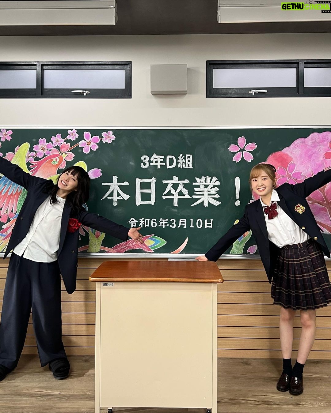 Hitomi Honda Instagram - . 『最高の教師 1年後、私は生徒に■された』 最終回までご視聴いただきありがとうございました。 無事3年D組 卒業できました🎓 なんだかちょっぴり寂しいですね。。 約4ヶ月間、江波美里を通して沢山の学びと経験、刺激を 得ることができ、そんな環境に感謝の日々でした。 自分自身について、生きることについて、 たくさん向き合い、たくさん考えさせられました。 まだまだ経験不足で未熟者ですが、どの瞬間も 本気で立ち向かい、最後まで走り続けられた自分に今だけは「よくがんばったね」と声を掛けてあげたいです😌 最終回まで見届けてくださった皆さん、 私たちに全てを捧げてご尽力くださったスタッフの皆さん、尊敬する素敵な俳優の皆さん、 貴重な日々を本当にありがとうございました。 毎週視聴者の皆さんからいただくお言葉が とても嬉しく励みになりました。 感謝です。 九条先生のクラスで、3年D組のみんなと卒業できて 心からよかった🎓 美里はこれから先もずっと、 私の心の中で生き続けています。 この作品が1人でも多くの方に届きますように。 #最高の教師 @saikyo_ntv