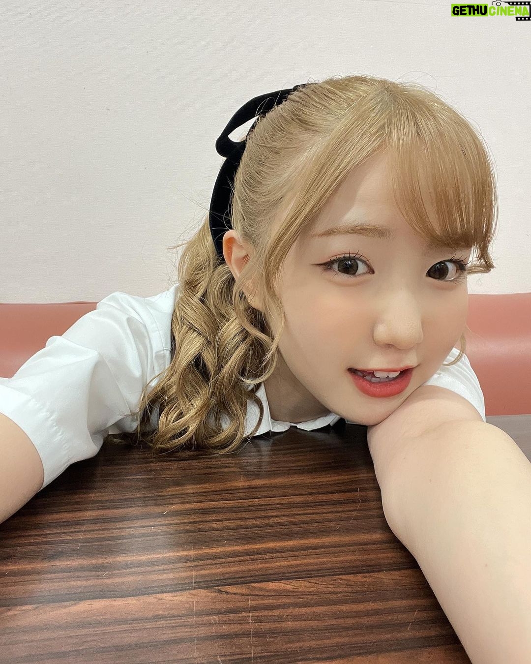 Hitomi Honda Instagram - . 『最高の教師 1年後、私は生徒に■された』 最終回までご視聴いただきありがとうございました。 無事3年D組 卒業できました🎓 なんだかちょっぴり寂しいですね。。 約4ヶ月間、江波美里を通して沢山の学びと経験、刺激を 得ることができ、そんな環境に感謝の日々でした。 自分自身について、生きることについて、 たくさん向き合い、たくさん考えさせられました。 まだまだ経験不足で未熟者ですが、どの瞬間も 本気で立ち向かい、最後まで走り続けられた自分に今だけは「よくがんばったね」と声を掛けてあげたいです😌 最終回まで見届けてくださった皆さん、 私たちに全てを捧げてご尽力くださったスタッフの皆さん、尊敬する素敵な俳優の皆さん、 貴重な日々を本当にありがとうございました。 毎週視聴者の皆さんからいただくお言葉が とても嬉しく励みになりました。 感謝です。 九条先生のクラスで、3年D組のみんなと卒業できて 心からよかった🎓 美里はこれから先もずっと、 私の心の中で生き続けています。 この作品が1人でも多くの方に届きますように。 #最高の教師 @saikyo_ntv