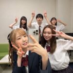 Hitomi Honda Instagram - . 『最高の教師 1年後、私は生徒に■された』 最終回までご視聴いただきありがとうございました。 無事3年D組 卒業できました🎓 なんだかちょっぴり寂しいですね。。 約4ヶ月間、江波美里を通して沢山の学びと経験、刺激を 得ることができ、そんな環境に感謝の日々でした。 自分自身について、生きることについて、 たくさん向き合い、たくさん考えさせられました。 まだまだ経験不足で未熟者ですが、どの瞬間も 本気で立ち向かい、最後まで走り続けられた自分に今だけは「よくがんばったね」と声を掛けてあげたいです😌 最終回まで見届けてくださった皆さん、 私たちに全てを捧げてご尽力くださったスタッフの皆さん、尊敬する素敵な俳優の皆さん、 貴重な日々を本当にありがとうございました。 毎週視聴者の皆さんからいただくお言葉が とても嬉しく励みになりました。 感謝です。 九条先生のクラスで、3年D組のみんなと卒業できて 心からよかった🎓 美里はこれから先もずっと、 私の心の中で生き続けています。 この作品が1人でも多くの方に届きますように。 #最高の教師 @saikyo_ntv