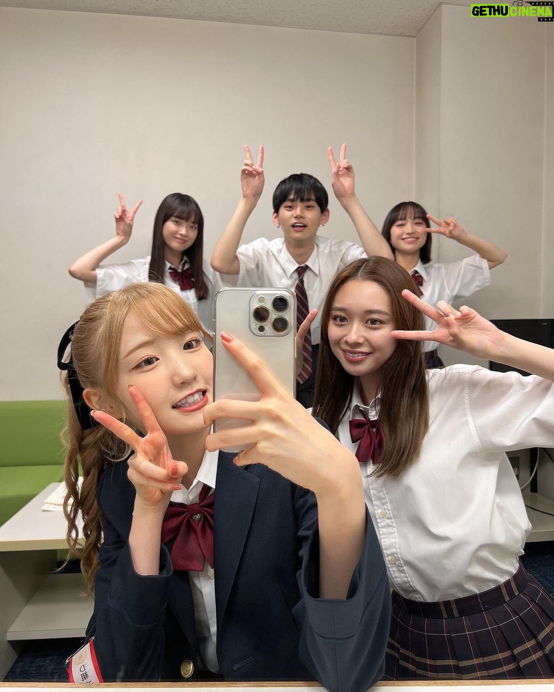 Hitomi Honda Instagram - . 『最高の教師 1年後、私は生徒に■された』 最終回までご視聴いただきありがとうございました。 無事3年D組 卒業できました🎓 なんだかちょっぴり寂しいですね。。 約4ヶ月間、江波美里を通して沢山の学びと経験、刺激を 得ることができ、そんな環境に感謝の日々でした。 自分自身について、生きることについて、 たくさん向き合い、たくさん考えさせられました。 まだまだ経験不足で未熟者ですが、どの瞬間も 本気で立ち向かい、最後まで走り続けられた自分に今だけは「よくがんばったね」と声を掛けてあげたいです😌 最終回まで見届けてくださった皆さん、 私たちに全てを捧げてご尽力くださったスタッフの皆さん、尊敬する素敵な俳優の皆さん、 貴重な日々を本当にありがとうございました。 毎週視聴者の皆さんからいただくお言葉が とても嬉しく励みになりました。 感謝です。 九条先生のクラスで、3年D組のみんなと卒業できて 心からよかった🎓 美里はこれから先もずっと、 私の心の中で生き続けています。 この作品が1人でも多くの方に届きますように。 #最高の教師 @saikyo_ntv