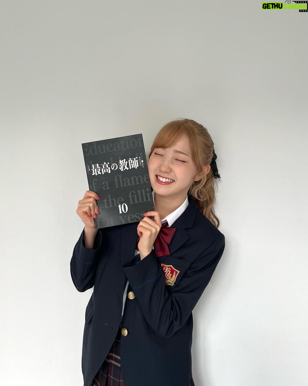 Hitomi Honda Instagram - . 『最高の教師 1年後、私は生徒に■された』 最終回までご視聴いただきありがとうございました。 無事3年D組 卒業できました🎓 なんだかちょっぴり寂しいですね。。 約4ヶ月間、江波美里を通して沢山の学びと経験、刺激を 得ることができ、そんな環境に感謝の日々でした。 自分自身について、生きることについて、 たくさん向き合い、たくさん考えさせられました。 まだまだ経験不足で未熟者ですが、どの瞬間も 本気で立ち向かい、最後まで走り続けられた自分に今だけは「よくがんばったね」と声を掛けてあげたいです😌 最終回まで見届けてくださった皆さん、 私たちに全てを捧げてご尽力くださったスタッフの皆さん、尊敬する素敵な俳優の皆さん、 貴重な日々を本当にありがとうございました。 毎週視聴者の皆さんからいただくお言葉が とても嬉しく励みになりました。 感謝です。 九条先生のクラスで、3年D組のみんなと卒業できて 心からよかった🎓 美里はこれから先もずっと、 私の心の中で生き続けています。 この作品が1人でも多くの方に届きますように。 #最高の教師 @saikyo_ntv