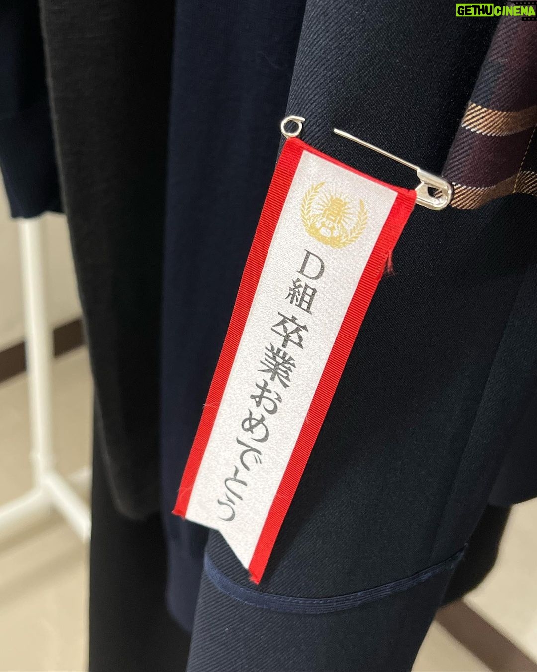 Hitomi Honda Instagram - . 『最高の教師 1年後、私は生徒に■された』 最終回までご視聴いただきありがとうございました。 無事3年D組 卒業できました🎓 なんだかちょっぴり寂しいですね。。 約4ヶ月間、江波美里を通して沢山の学びと経験、刺激を 得ることができ、そんな環境に感謝の日々でした。 自分自身について、生きることについて、 たくさん向き合い、たくさん考えさせられました。 まだまだ経験不足で未熟者ですが、どの瞬間も 本気で立ち向かい、最後まで走り続けられた自分に今だけは「よくがんばったね」と声を掛けてあげたいです😌 最終回まで見届けてくださった皆さん、 私たちに全てを捧げてご尽力くださったスタッフの皆さん、尊敬する素敵な俳優の皆さん、 貴重な日々を本当にありがとうございました。 毎週視聴者の皆さんからいただくお言葉が とても嬉しく励みになりました。 感謝です。 九条先生のクラスで、3年D組のみんなと卒業できて 心からよかった🎓 美里はこれから先もずっと、 私の心の中で生き続けています。 この作品が1人でも多くの方に届きますように。 #最高の教師 @saikyo_ntv