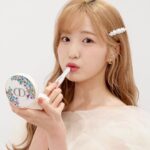 Hitomi Honda Instagram - . “ミス ディオール ブルーミング ブドワール コレクション” 明日9月15日から発売されます🫧 “ディオールショウ サンク クルール 843 サトゥル ブルーム” はシマー・マットな質感を楽しめる 大人なピンクブラウンの5色がセットされていて 可憐で華やかな目元を演出してくれます🪞 発色の良さ、上品なラメの煌めき、つけたての美しさが続くロングウェアな仕上がりに思わず感動しました…🥺🪄 そして私が普段から愛用している "ディオールスキン フォーエヴァー クッション パウダー ラベンダーカラー" もお花柄のパッケージデザインで 数量限定で登場🪻✨ みずみずしく輝くセンシュアルなピンクのリップも ミレフィオリ柄のかわいいケースに入れて 持ち歩いています💐 まいにち気分があがりますね🪄 @diorbeauty #ミスディオール #supportedbydior