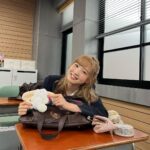 Hitomi Honda Instagram – .
日本テレビ系新土曜ドラマ
『最高の教師 1年後、私は生徒に■された』

第1話がいよいよ本日7/15(土) 22時からスタートします。

沢山の学びと刺激を受けられる環境へ
感謝の気持ちを噛み締めながら日々撮影に励んでいます。

今年の夏は間違いなく私にとって
忘れられないものとなりそうです。

毎シーン全員が覚悟を決め、全力で撮影に臨んでいます。
1人でも多くの方にこの作品が届きますように😌

今夜22時から是非ご覧ください🏫

#最高の教師
@saikyo_ntv