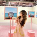 Hitomi Honda Instagram - . 『ウェスアンダーソンすぎる風景展』 本日からスタートです🎨 ポップでカラフルな世界観の中で旅行気分を楽しみながら オシャレな写真がたくさん撮れちゃいます🧚🏻‍♀️ 素敵な旅のヒントをぜひ見つけてみてください🛫🎫 @awa__tokyo #AWA展 #ウェスアンダーソンすぎる風景展