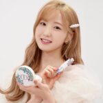 Hitomi Honda Instagram - . “ミス ディオール ブルーミング ブドワール コレクション” 明日9月15日から発売されます🫧 “ディオールショウ サンク クルール 843 サトゥル ブルーム” はシマー・マットな質感を楽しめる 大人なピンクブラウンの5色がセットされていて 可憐で華やかな目元を演出してくれます🪞 発色の良さ、上品なラメの煌めき、つけたての美しさが続くロングウェアな仕上がりに思わず感動しました…🥺🪄 そして私が普段から愛用している "ディオールスキン フォーエヴァー クッション パウダー ラベンダーカラー" もお花柄のパッケージデザインで 数量限定で登場🪻✨ みずみずしく輝くセンシュアルなピンクのリップも ミレフィオリ柄のかわいいケースに入れて 持ち歩いています💐 まいにち気分があがりますね🪄 @diorbeauty #ミスディオール #supportedbydior
