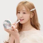 Hitomi Honda Instagram - . “ミス ディオール ブルーミング ブドワール コレクション” 明日9月15日から発売されます🫧 “ディオールショウ サンク クルール 843 サトゥル ブルーム” はシマー・マットな質感を楽しめる 大人なピンクブラウンの5色がセットされていて 可憐で華やかな目元を演出してくれます🪞 発色の良さ、上品なラメの煌めき、つけたての美しさが続くロングウェアな仕上がりに思わず感動しました…🥺🪄 そして私が普段から愛用している "ディオールスキン フォーエヴァー クッション パウダー ラベンダーカラー" もお花柄のパッケージデザインで 数量限定で登場🪻✨ みずみずしく輝くセンシュアルなピンクのリップも ミレフィオリ柄のかわいいケースに入れて 持ち歩いています💐 まいにち気分があがりますね🪄 @diorbeauty #ミスディオール #supportedbydior