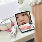 Hitomi Honda Instagram - . “ミス ディオール ブルーミング ブドワール コレクション” 明日9月15日から発売されます🫧 “ディオールショウ サンク クルール 843 サトゥル ブルーム” はシマー・マットな質感を楽しめる 大人なピンクブラウンの5色がセットされていて 可憐で華やかな目元を演出してくれます🪞 発色の良さ、上品なラメの煌めき、つけたての美しさが続くロングウェアな仕上がりに思わず感動しました…🥺🪄 そして私が普段から愛用している "ディオールスキン フォーエヴァー クッション パウダー ラベンダーカラー" もお花柄のパッケージデザインで 数量限定で登場🪻✨ みずみずしく輝くセンシュアルなピンクのリップも ミレフィオリ柄のかわいいケースに入れて 持ち歩いています💐 まいにち気分があがりますね🪄 @diorbeauty #ミスディオール #supportedbydior