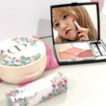 Hitomi Honda Instagram - . “ミス ディオール ブルーミング ブドワール コレクション” 明日9月15日から発売されます🫧 “ディオールショウ サンク クルール 843 サトゥル ブルーム” はシマー・マットな質感を楽しめる 大人なピンクブラウンの5色がセットされていて 可憐で華やかな目元を演出してくれます🪞 発色の良さ、上品なラメの煌めき、つけたての美しさが続くロングウェアな仕上がりに思わず感動しました…🥺🪄 そして私が普段から愛用している "ディオールスキン フォーエヴァー クッション パウダー ラベンダーカラー" もお花柄のパッケージデザインで 数量限定で登場🪻✨ みずみずしく輝くセンシュアルなピンクのリップも ミレフィオリ柄のかわいいケースに入れて 持ち歩いています💐 まいにち気分があがりますね🪄 @diorbeauty #ミスディオール #supportedbydior